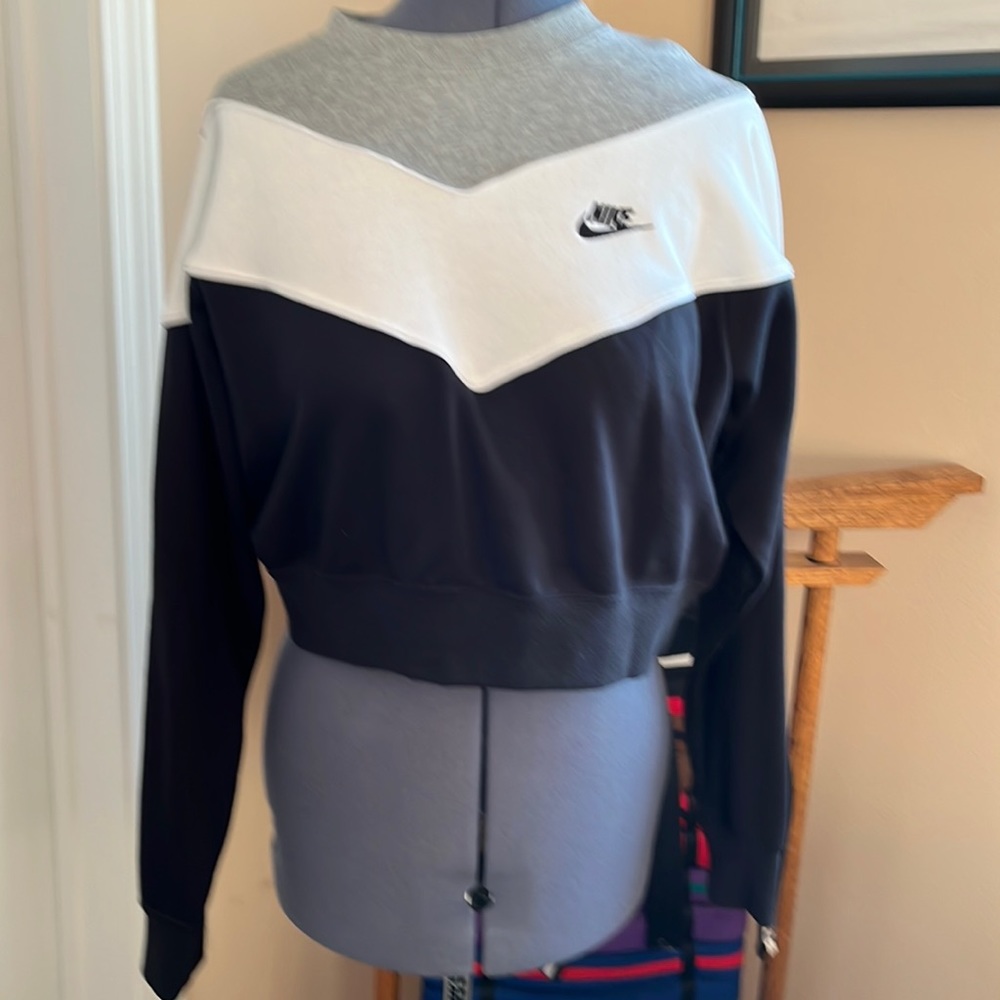 Cute little sweatshirt, new with tags 🏷